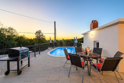 Apartments with swimming pool Labin - 23022