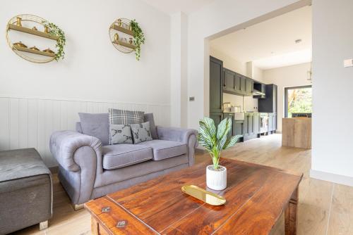 Posezení v ubytování H3-Woodland Retreat-4BR-3B-Free Parking