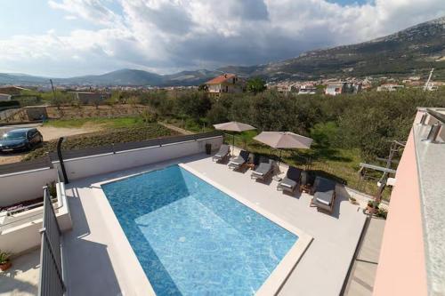 Apartments with swimming pool Kastel Stari, Kastela - 24273