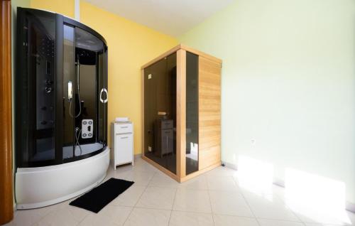 Ένα μπάνιο στο Holiday home Neda by Villas Guide