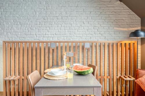 ein Tisch mit einer Schale Wassermelone darauf in der Unterkunft Serene Studio Oasis with Balcony in Ghent in Gent