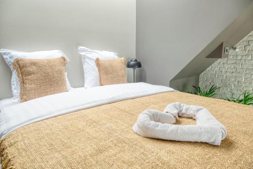 ein Bett mit einem weißen Handtuch darüber in der Unterkunft Serene Studio Oasis with Balcony in Ghent in Gent