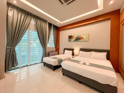 怡保Fairy 2 Pool Villa Ipoh 26 Pax Kbox Snooker Lego的有两张床和一扇窗户的卧室