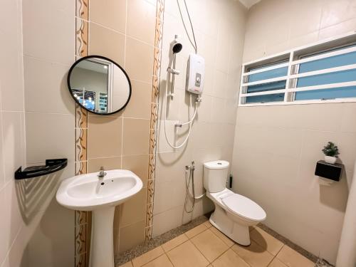 怡保Fairy 2 Pool Villa Ipoh 26 Pax Kbox Snooker Lego的带淋浴、马桶和水槽的浴室