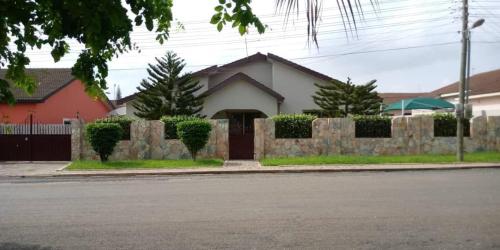 Cozy 3BR home - gated estate with genset - Tema