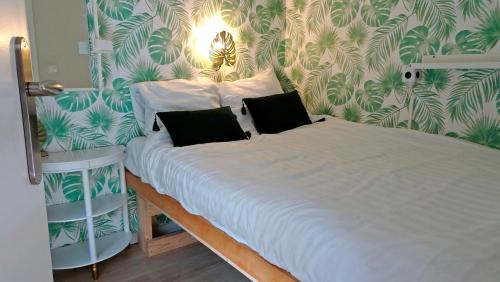 Ένα ή περισσότερα κρεβάτια σε δωμάτιο στο Delightful tropical retreat close to the sea