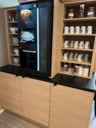 モーシェーンにあるMosjøen Hotelのキャビネットの上に置かれた電子レンジ