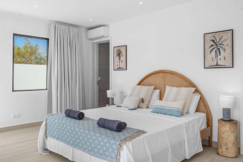 Bain BoeufVilla Rivalet - The perfect stay的白色卧室配有一张大白色床和蓝色毯子