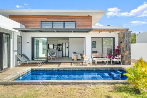 Bain BoeufVilla Rivalet - The perfect stay的一栋房子前面有游泳池