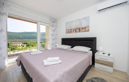 een slaapkamer met een groot bed en een groot raam bij Villa Ivan by Villas Guide in Primorski Dolac