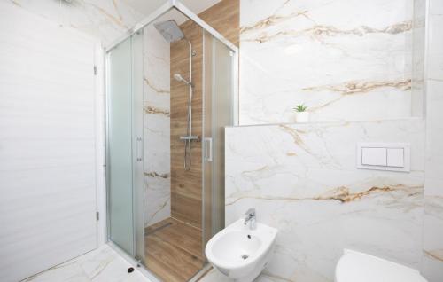 een badkamer met douche, toilet en wastafel bij Villa Ivan by Villas Guide in Primorski Dolac