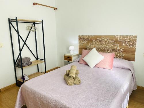 ein Schlafzimmer mit einem Bett, auf dem ein Stofftier liegt in der Unterkunft Apartamento San Miguel by At Home Costa del Sol in Nerja