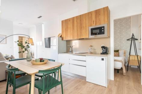 Η κουζίνα ή μικρή κουζίνα στο Apartamentos Luna Suites Palacio Dorita