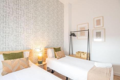 Ένα ή περισσότερα κρεβάτια σε δωμάτιο στο Apartamentos Luna Suites Palacio Dorita