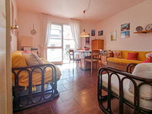 une chambre avec deux lits et un salon avec un canapé dans l'établissement Teresa Home, à Santa Teresa Gallura