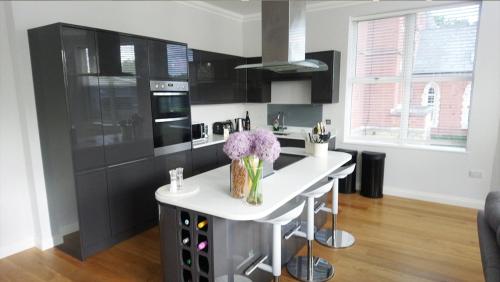 Η κουζίνα ή μικρή κουζίνα στο Travaal.©om - 3 Bed Serviced Apartment Farnborough