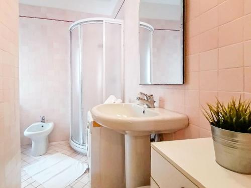 une salle de bain avec un lavabo, une douche et des toilettes dans l'établissement Teresa Home, à Santa Teresa Gallura