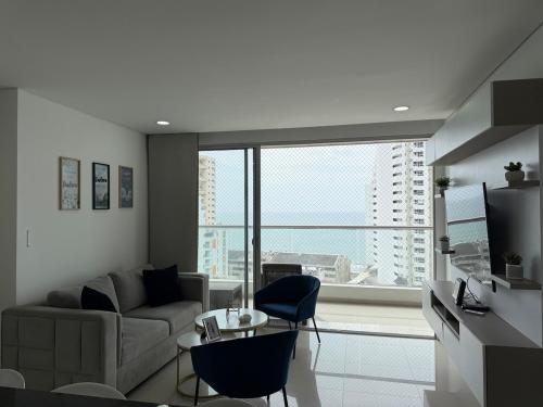 a living room with a couch and a table at Tu apartamento en la playa piso 10 in Cartagena de Indias