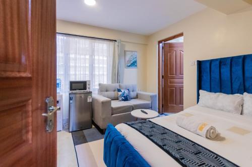 een hotelkamer met een bed en een woonkamer bij Cyan Studio with free WI-FI in Nanyuki