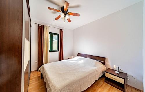 une chambre avec un lit et un ventilateur de plafond dans l'établissement Villa Green by Villas Guide, à Potirna