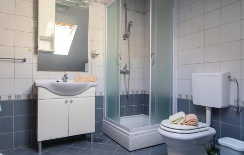 une salle de bain avec toilettes, lavabo et douche dans l'établissement Villa Green by Villas Guide, à Potirna