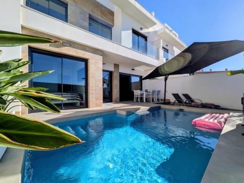 Bazén v ubytování R-40-B Luxury Pool nebo v jeho okolí