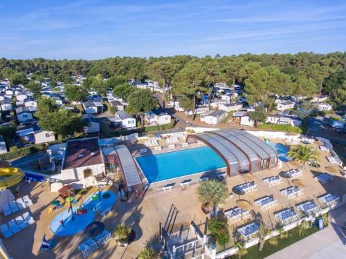 an aerial view of a pool at a resort at MOBIL HOME LUXUEUX 40m2 - 3ch - Camping 4 étoiles 79 - LA PIGNADE in La Tremblade