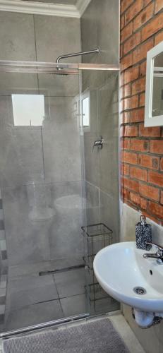 Un baño con ducha de cristal y lavabo. en LyonsDen 1, en Worcester