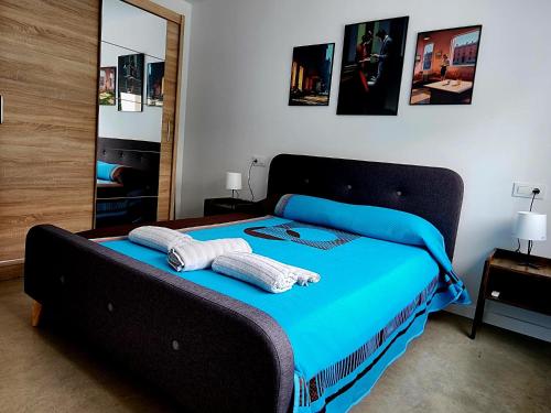 a bedroom with a bed with two towels on it at Casa Patio del Vino in Ciudad-Rodrigo