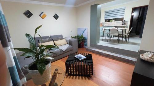 Moya Guesthouse في جوهانسبرغ: غرفة معيشة مع أريكة وطاولة