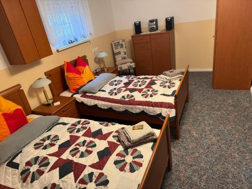 Ένα ή περισσότερα κρεβάτια σε δωμάτιο στο Gästezimmer Neumann