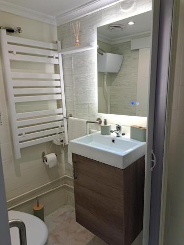 a bathroom with a sink and a mirror at Casa del Convento II Smart TV AA in Montán