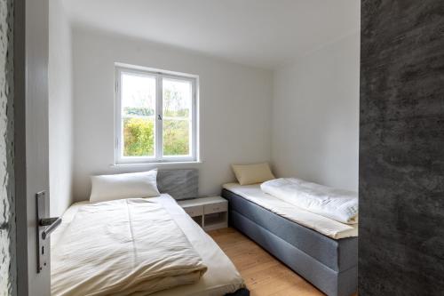 ein Schlafzimmer mit zwei Betten und einem Fenster in der Unterkunft Monteurwohnungen bei Rothenburg odT in Rothenburg ob der Tauber