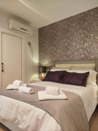 1 dormitorio con 2 toallas blancas en una cama en Vivienda Turística Constitución Úbeda, en Úbeda