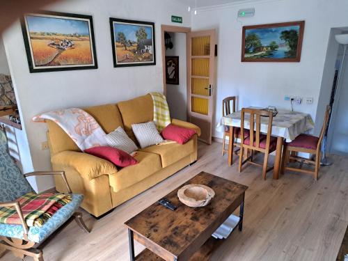 ein Wohnzimmer mit Sofa und Tisch in der Unterkunft Casa del Convento II in Montán