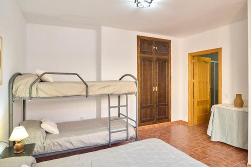 a bedroom with two bunk beds in a room at Seralva Rural Zuheros in Zuheros