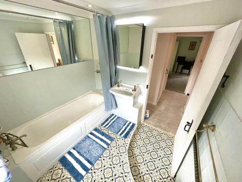 a bathroom with a tub and a toilet and a sink at Charming 3 bed kent Cottage in Chilham