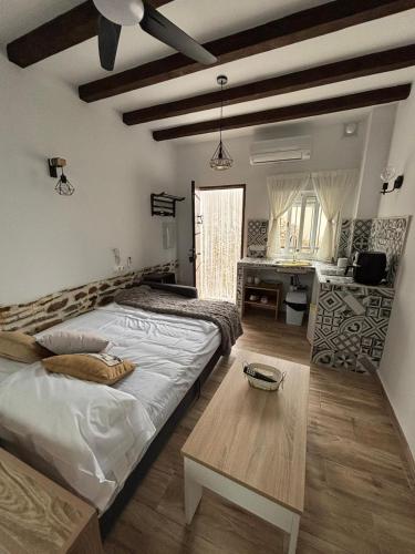 ein Schlafzimmer mit zwei Betten und einem Tisch darin in der Unterkunft El Tumbao con romántica bañera de hidromasaje para dos in Laroya