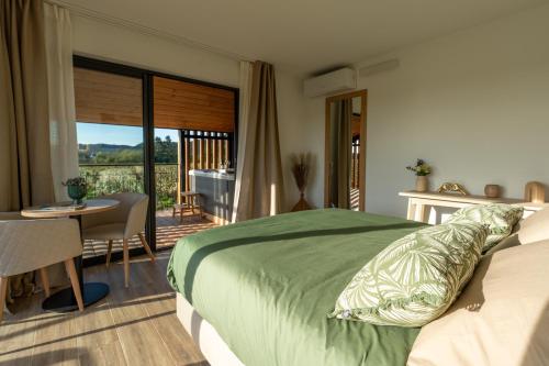 Ένα ή περισσότερα κρεβάτια σε δωμάτιο στο La Parenthèse - spa & vignes