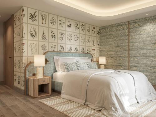 una camera con un letto e due lampade di Hôtel de La Fontaine a Lourmarin