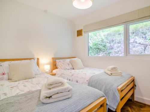 une chambre avec deux lits avec des serviettes dessus dans l'établissement Bali - hi By Cliftonvalley Apartments, à Weston-super-Mare