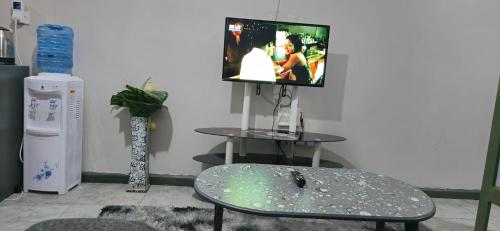 Μια τηλεόραση ή/και κέντρο ψυχαγωγίας στο Tsavo Lifestyle One bedroom