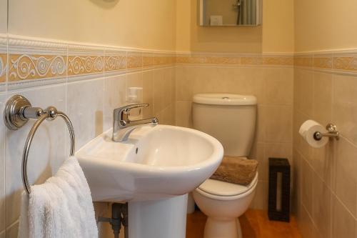 une salle de bain avec un lavabo et des toilettes dans l'établissement Seagulls Rest - Sheringham, à Sheringham