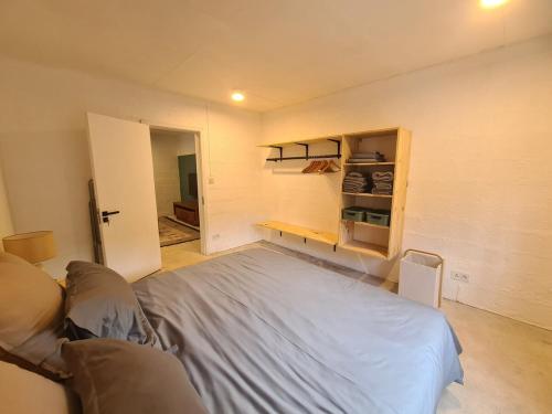 Postel nebo postele na pokoji v ubytování Tipima Guesthouse - Your Cozy Beach Escape