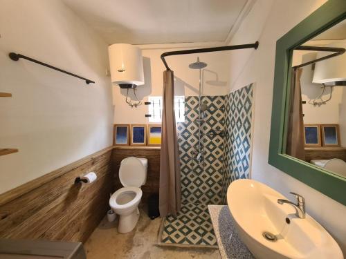 Koupelna v ubytování Tipima Guesthouse - Your Cozy Beach Escape