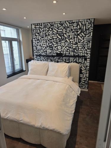 トゥルネーにあるUrban pause tournaiの白と黒の壁のベッドルーム1室