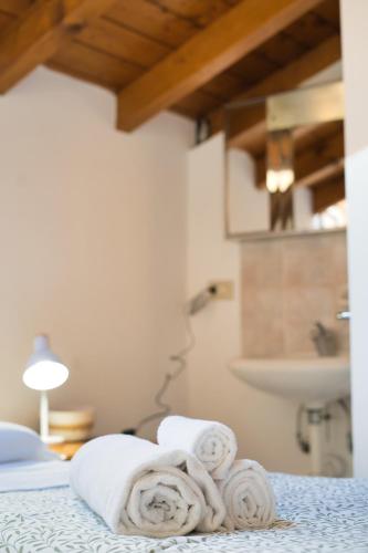 a room with towels on a bed with a sink at Lòbia in via Parrocchiale - app. Ferro P0 in Barzio