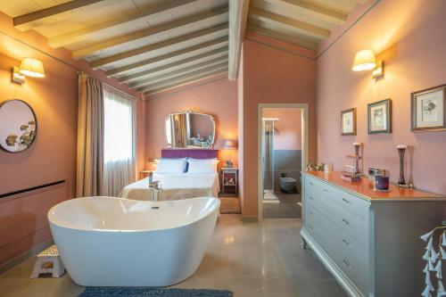 Koupelna v ubytování Private Villa With Pool On Cortona Vineyards