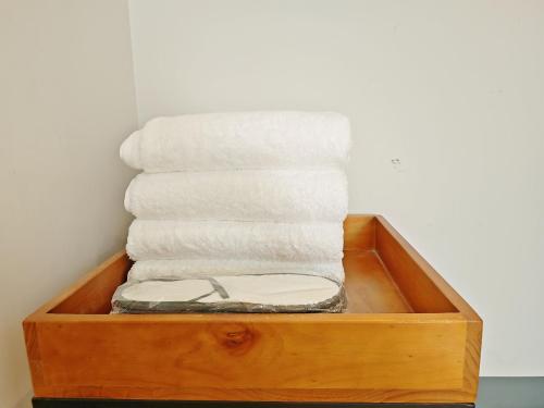 una pila de toallas en una caja de madera en A&G Apartment, en Zhangjiajie