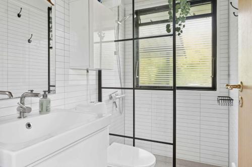 Et badeværelse på Cozy Holiday Home By Kelstrup Beach